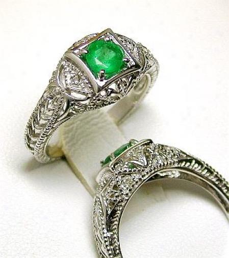 Round Eekrald & Diamond Antique Ring
